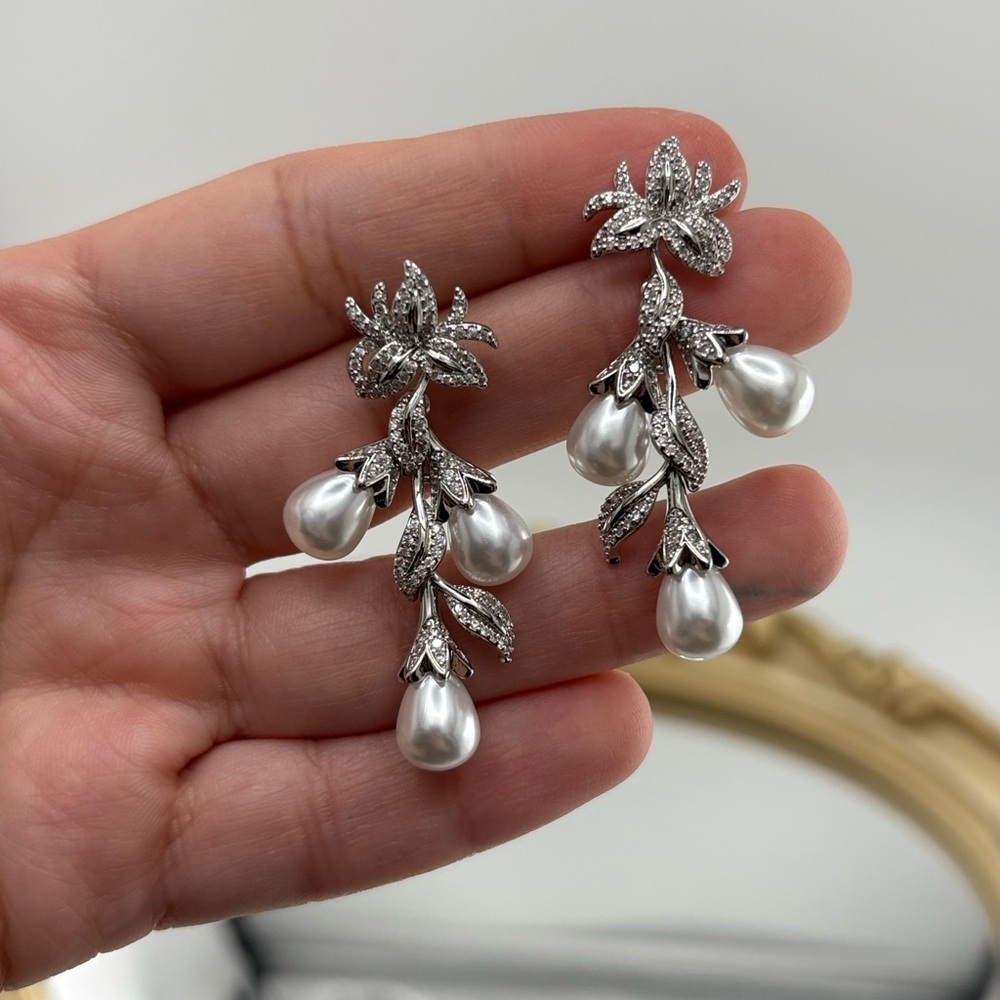 Elegant Pearl Drop Earrings with Cubic Zirconia ✨ - Picture 12 of 13